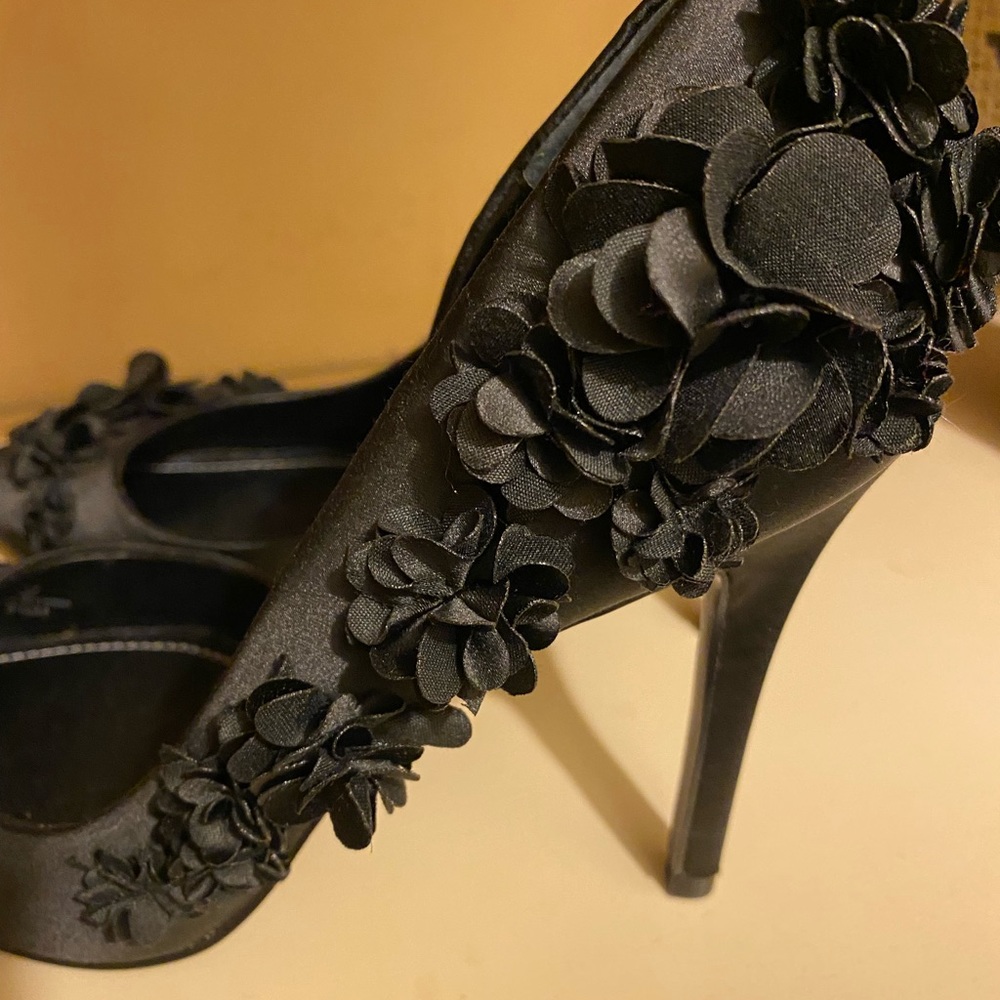 Out of this world black or cream Sam Edelman Cocktail heels👠 Brand New